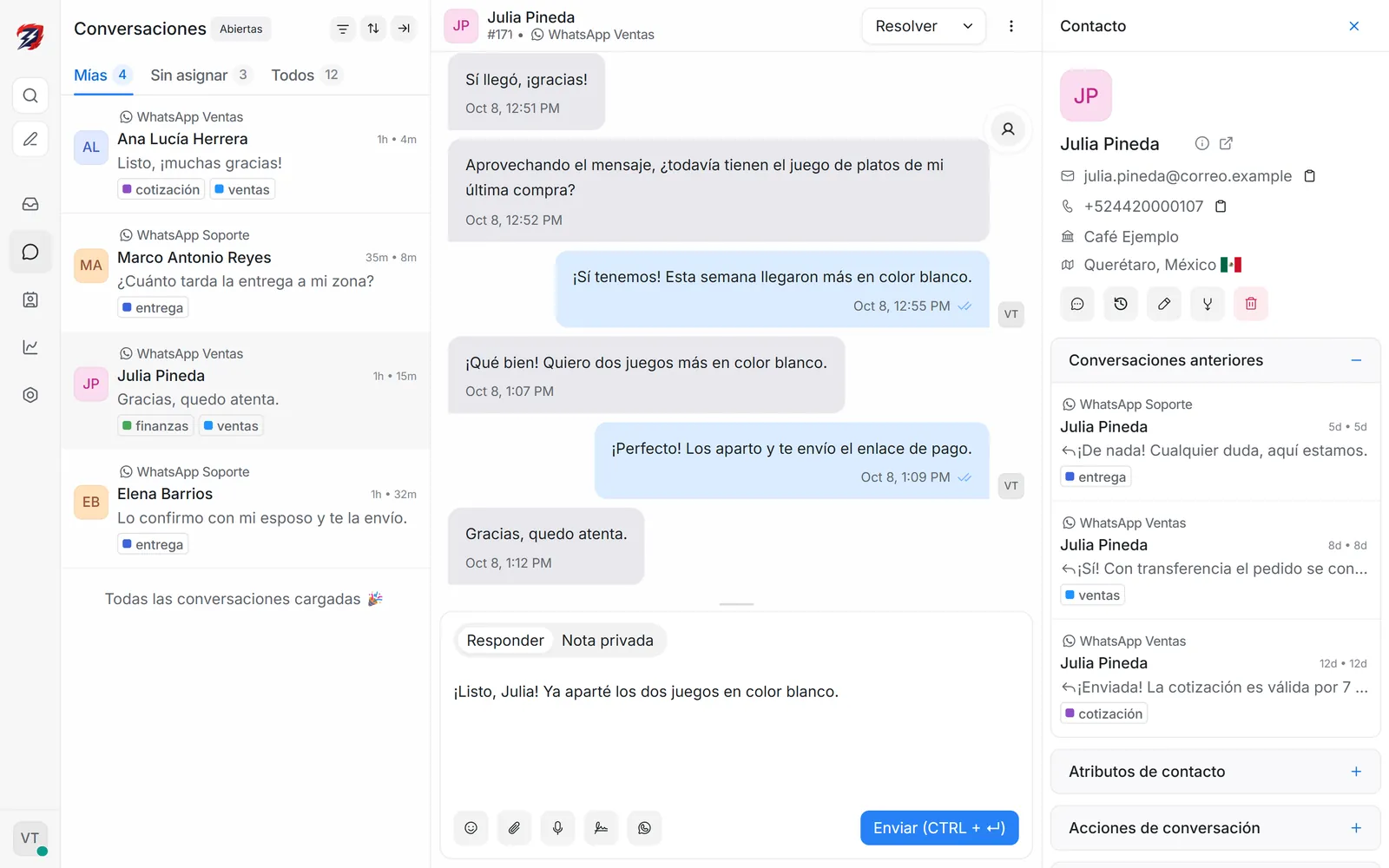 Datos del contacto y conversaciones anteriores junto a la conversación abierta