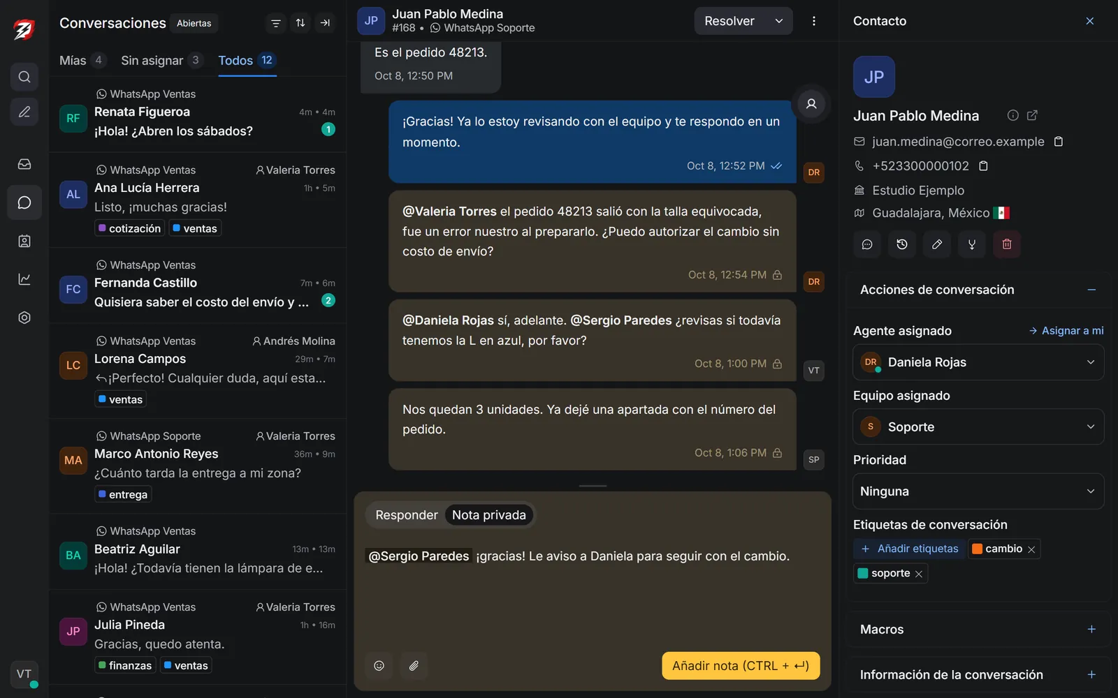 Nota interna que menciona a un colega dentro de una conversación