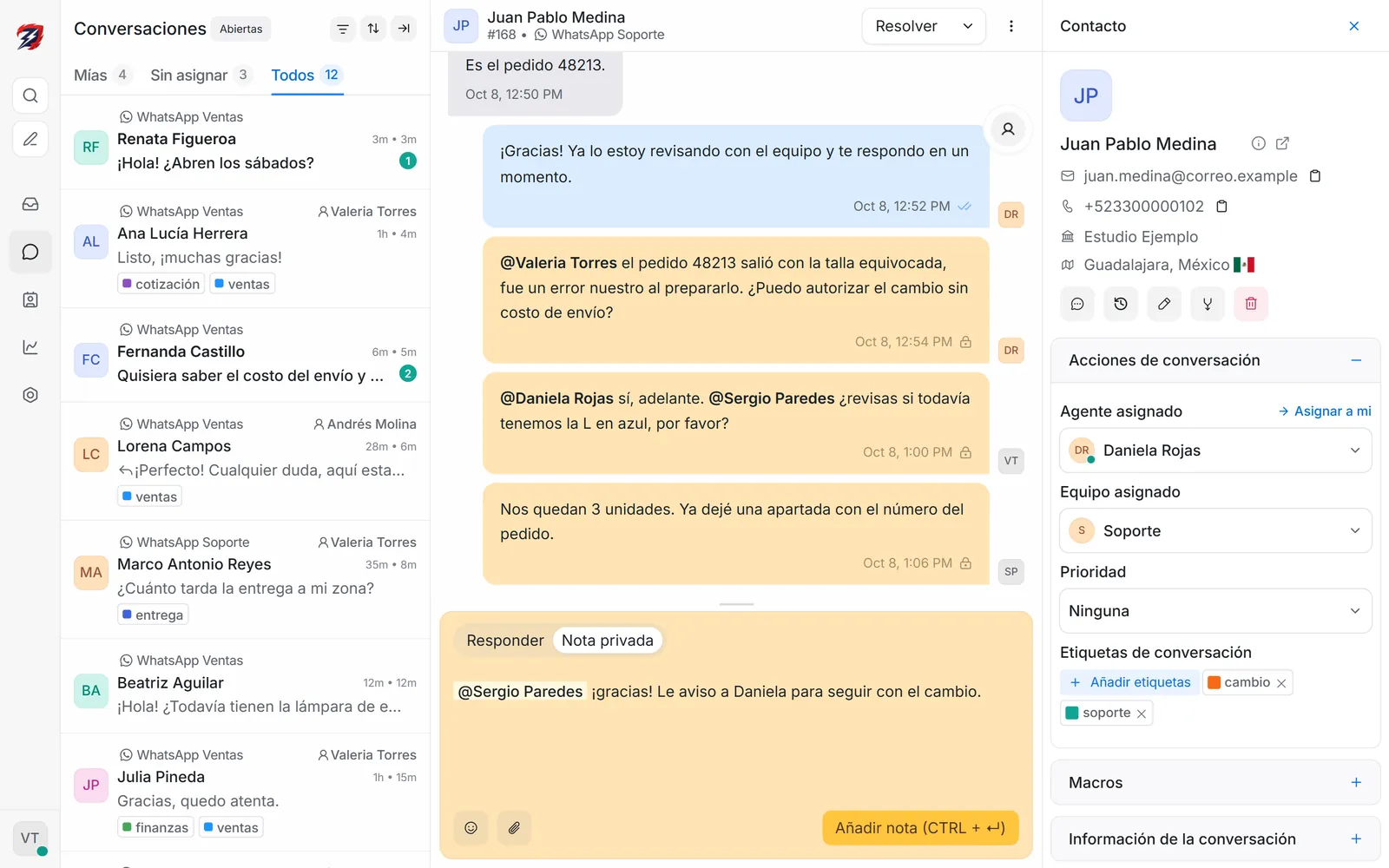 Nota interna que menciona a un colega dentro de una conversación